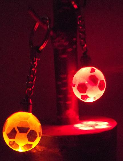 サッカーボール型　光るクリスタルキーホルダー