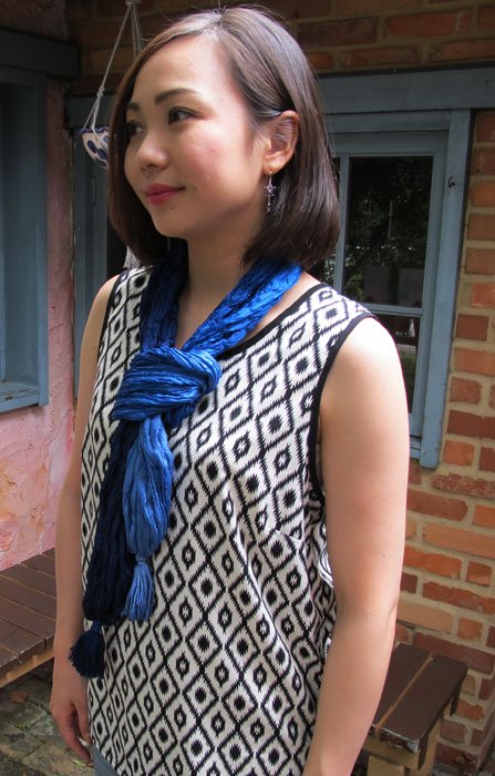 エストニア製シルクスカーフ Tale of Silk巻き方はいろいろ。大人っぽくオシャレな雰囲気を演出します。