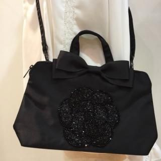 Lou Lou Collection<br>ルルコレクション<br>ブラックベース&ブラックカメリア<br>クロスボディバッグ(ポシェット)
