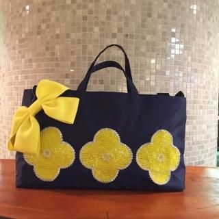 Lou Lou Collection<br>ルルコレクション<br>ネイビーベース&イエローフラワー<br>トートバッグ(ショルダー付) M