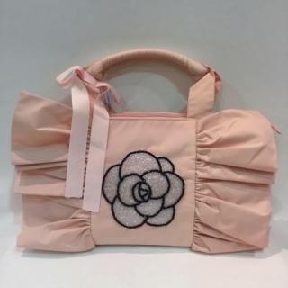 Lou Lou Collection<br>ルルコレクション<br>ピンクベース&ホワイトカメリア<br>フリルトートバッグ