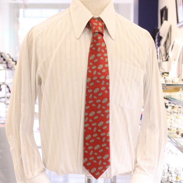 面白ネクタイ・赤・トライを狙ってラグビーボールの刺繍柄ネクタイ