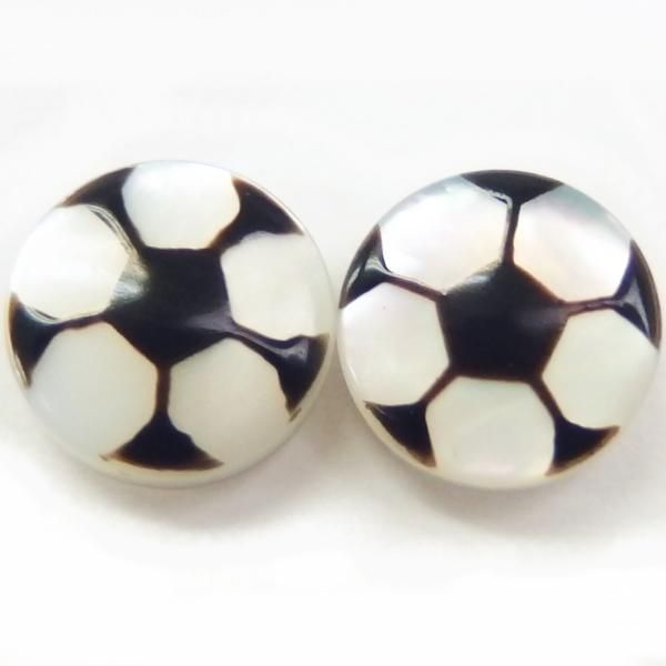 サッカー 白蝶貝のボタンダウンピアス イギリスブランド取扱店 サッカー 白蝶貝のボタンダウンピアス イギリスブランド取扱店