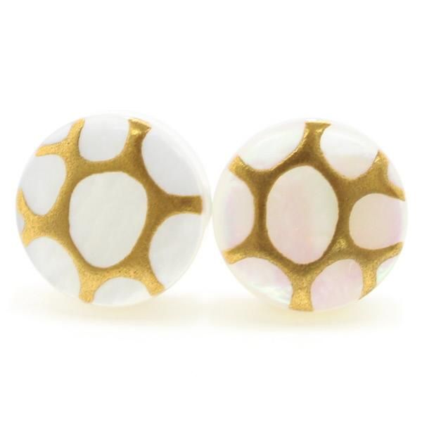 ハチシロ 白蝶貝のボタンダウンピアス ハチシロ 白蝶貝のボタンダウンピアス