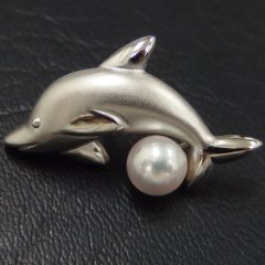 ラペルピン・ドルフィンジャンプ海豚イルカ・アコヤ真珠パール5.5mmブローチ(タイタック)