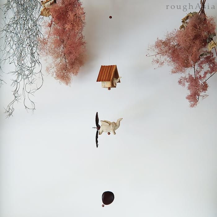 タイ》木製モビール - ゾウ親子と小屋／風で羽がクルクルまわる手彫り