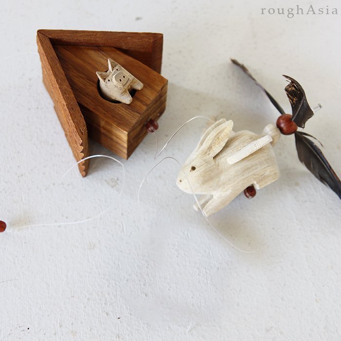 タイ｜風で羽がクルクルまわる 木製モビール - ウサギと家 ｜手彫りの