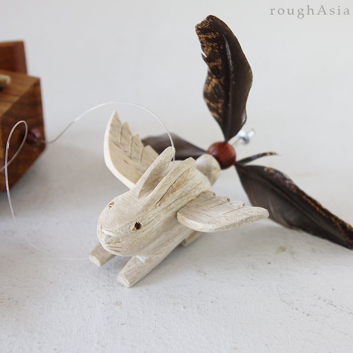 タイ｜風で羽がクルクルまわる 木製モビール - ウサギと家 ｜手彫りの