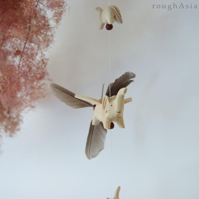 タイ》木製モビール - ゾウの親子／風で羽がクルクルまわる手彫りの木