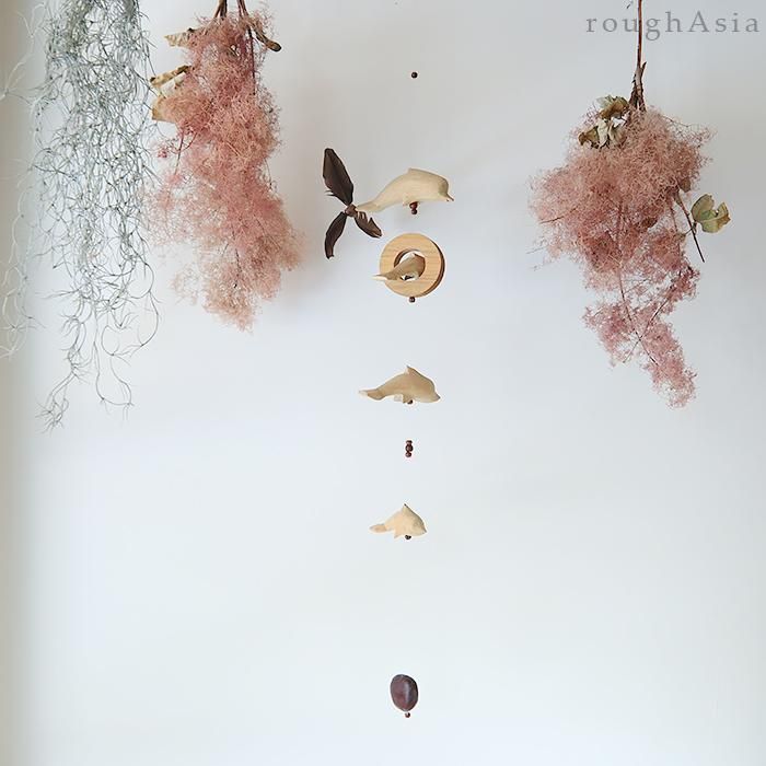 タイ》木製モビール - 浮き輪で遊ぶイルカの親子／風で羽がまわる