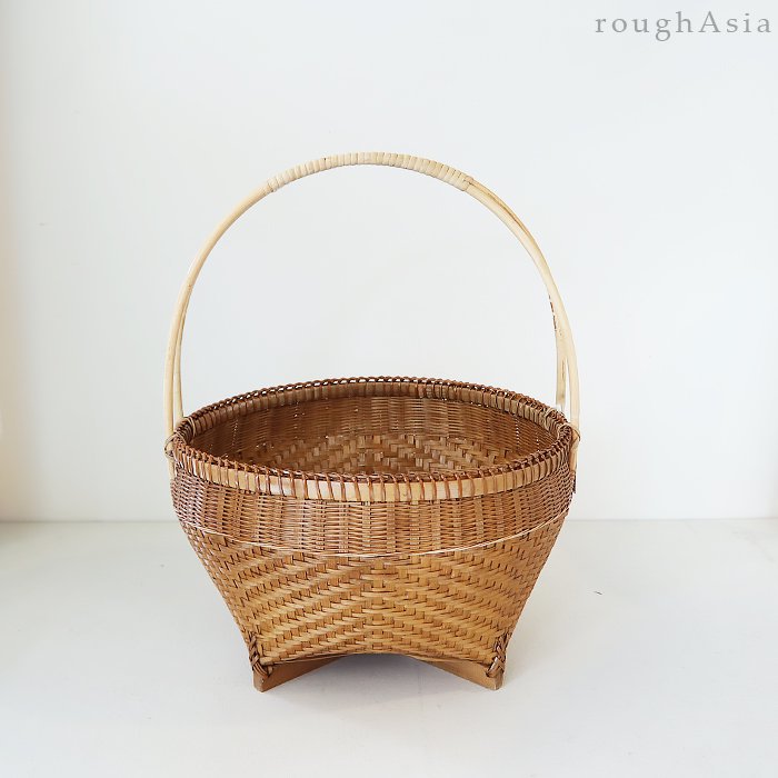 《タイ》竹編みハンドルバスケット 丸型／脚付 - アジアン雑貨 