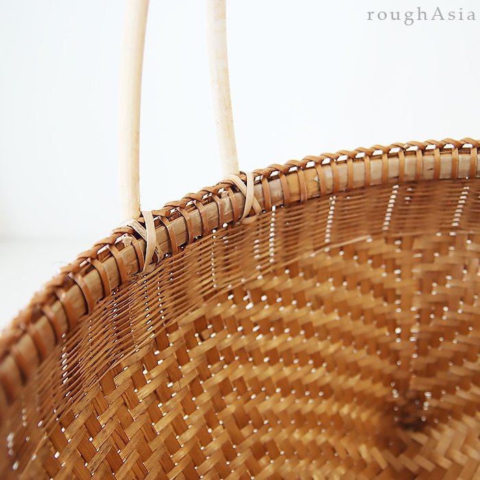 タイ》竹編みハンドルバスケット 丸型／脚付 - アジアン雑貨ショップ 