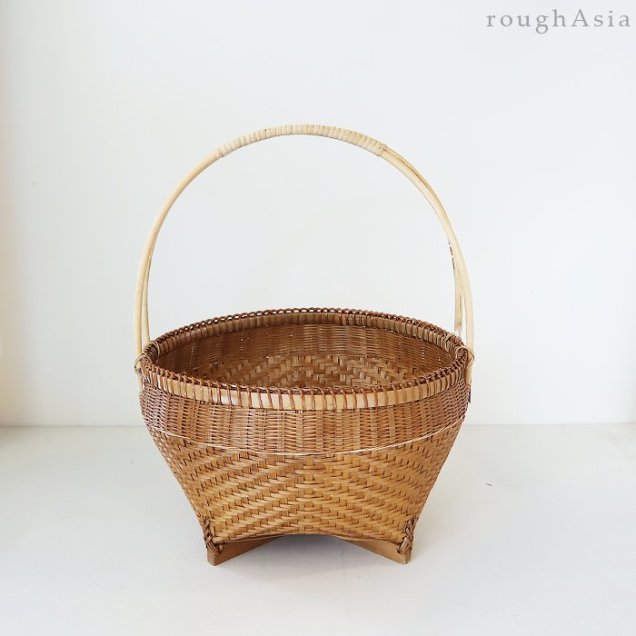 タイ》竹編みハンドルバスケット 丸型／脚付 - アジアン雑貨ショップ 