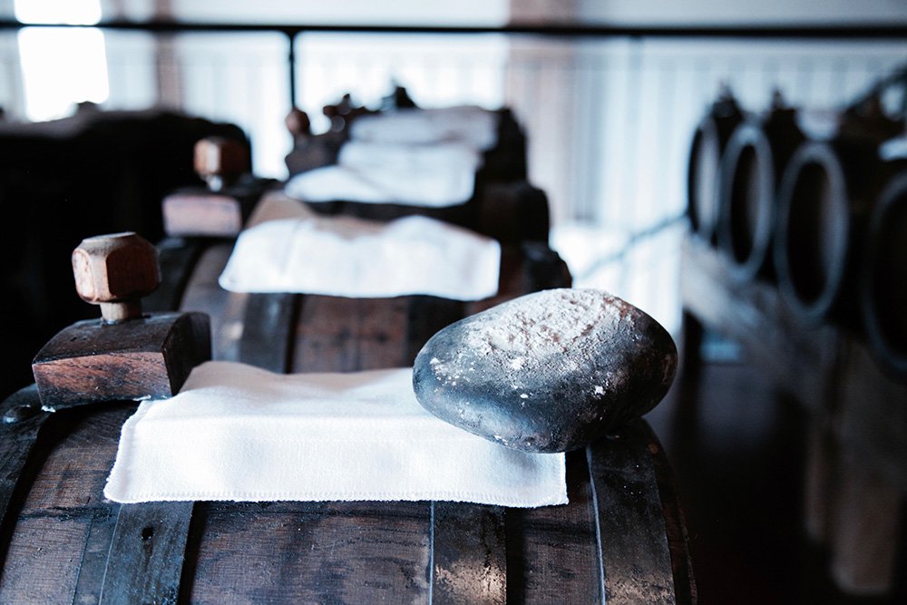 伝統的な製法で作られ、樽の中で長期熟成されたバルサミコ酢