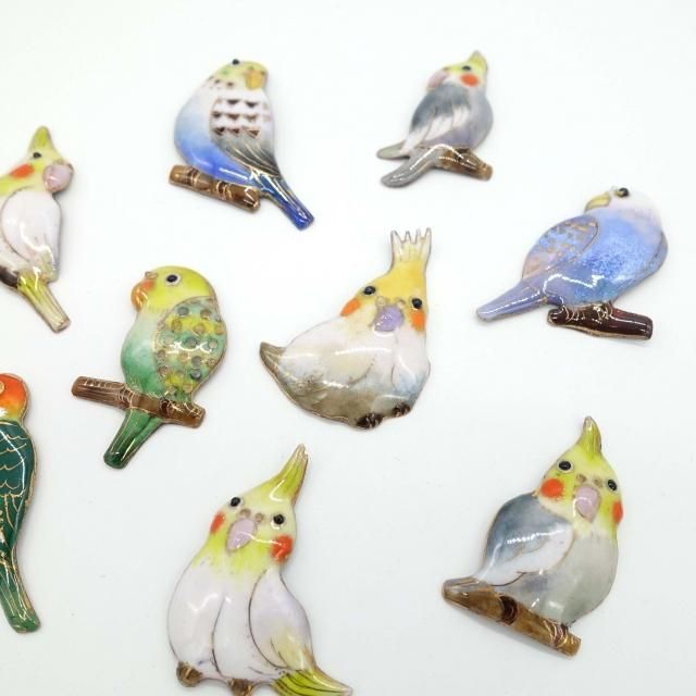 現品限り！一点物】インコVer. 1の七宝焼ブローチ - 七宝焼の