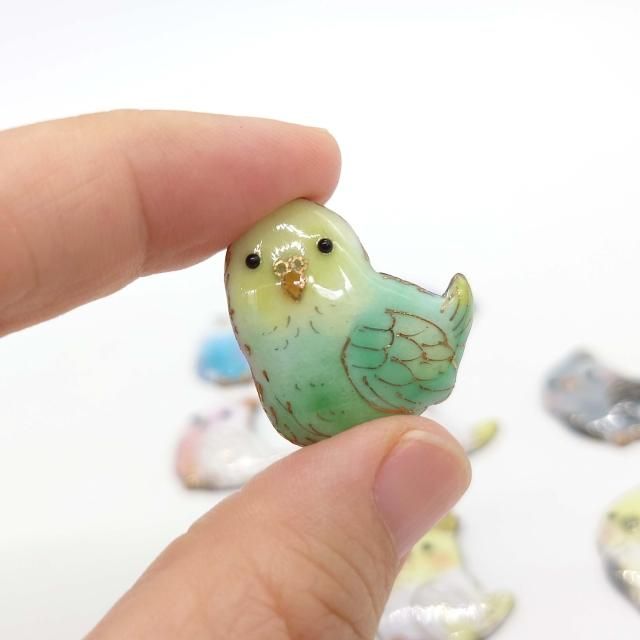 ぽっちゃりセキセイインコの七宝焼ピンブローチ（ピンバッジ