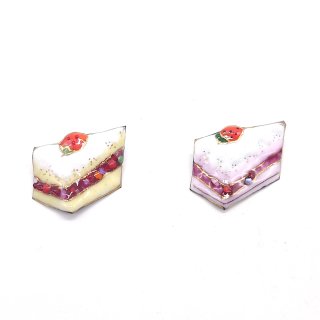 Sweets♪いちごショートケーキの七宝焼ピンブローチ（ピンバッジ）<img class='new_mark_img2' src='https://img.shop-pro.jp/img/new/icons5.gif' style='border:none;display:inline;margin:0px;padding:0px;width:auto;' />