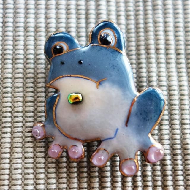 【英国】 【純銀】カエルのブローチ　ピン カエルのシルバーブローチ（ピンバッジ） ピンバッチ