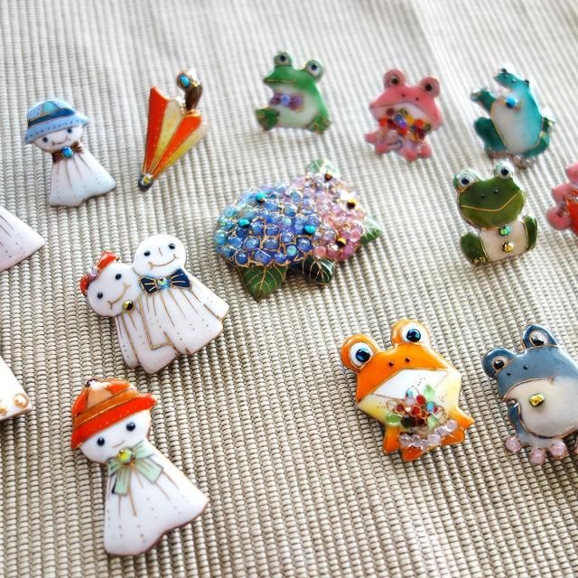 カエル（ピンク）の七宝焼ピンブローチ（ピンバッジ） - 七宝焼