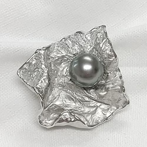 タヒチ大珠12.6mm彫刻のようなデザインのブローチ - 真珠専門店 おおば