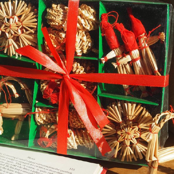 ストローオーナメントセット 小人とトナカイ 29pcs 緑紙箱M 3-6cm 赤糸 クリスマス