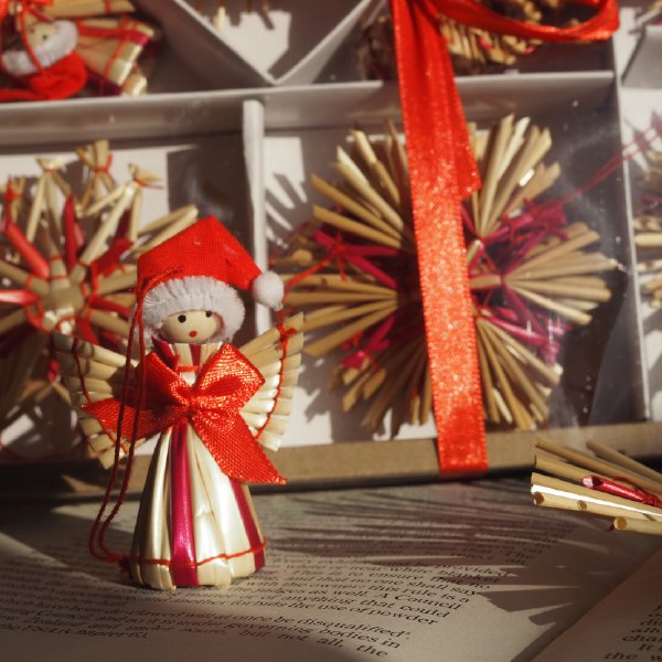 ストローオーナメントセット 帽子の天使と朱色星 34pcs 茶紙箱L 6-12cm 赤糸 クリスマス