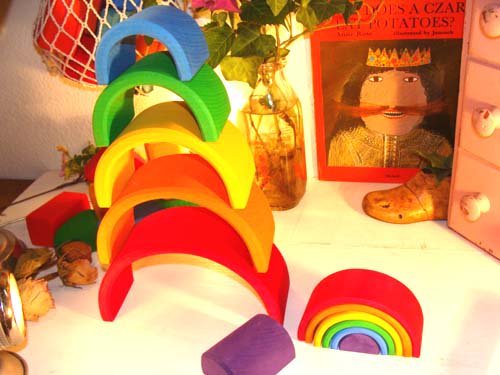 [Grimm's Spiel & Holz Design グリムス社]虹色トンネル アーチレインボー 小 - 木のおもちゃ 赤ちゃんのおもちゃ