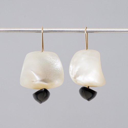 <img class='new_mark_img1' src='https://img.shop-pro.jp/img/new/icons8.gif' style='border:none;display:inline;margin:0px;padding:0px;width:auto;' />Ghost Ships Earrings Mother of Pearl and Black Jade (Gabriella Kiss)