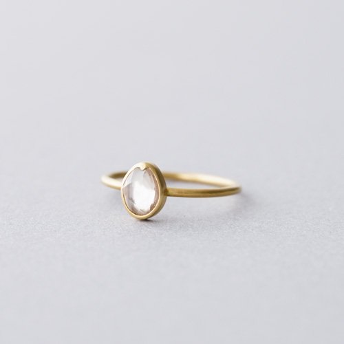 Small Oval Pale Peach Sapphire Ring (Gabriella Kiss)