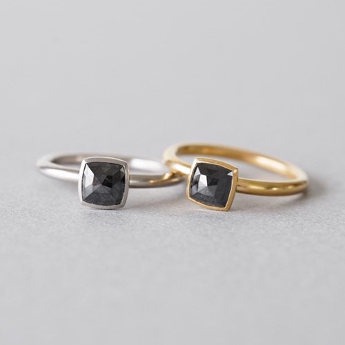 <img class='new_mark_img1' src='https://img.shop-pro.jp/img/new/icons8.gif' style='border:none;display:inline;margin:0px;padding:0px;width:auto;' />0.90ct Square Black Diamond Ring (SOURCE)