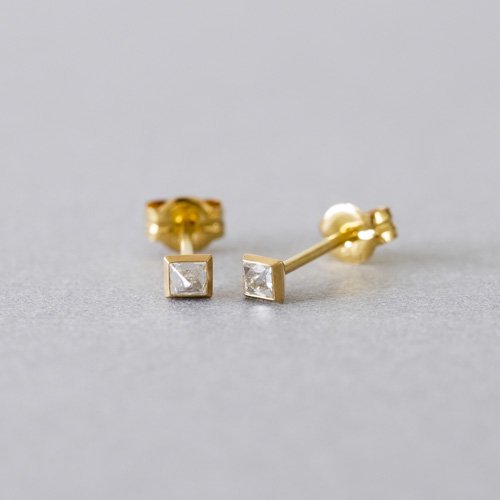 <img class='new_mark_img1' src='https://img.shop-pro.jp/img/new/icons8.gif' style='border:none;display:inline;margin:0px;padding:0px;width:auto;' />Pyramid Diamond Earrings (MELLOW)