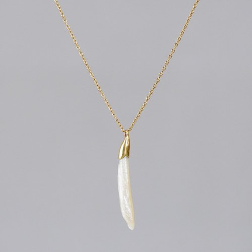 <img class='new_mark_img1' src='https://img.shop-pro.jp/img/new/icons8.gif' style='border:none;display:inline;margin:0px;padding:0px;width:auto;' />Feather Pearl Necklace Large (MELLOW)
