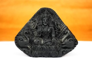 ガジャ・ラクシュミー女神像（シャーラグラーマ、370g）（受注発注品）