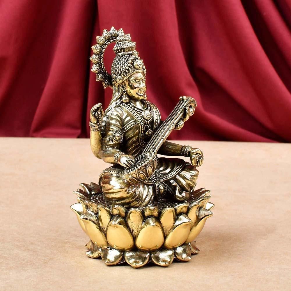 真鍮製サラスワティ知識の女神。最も美しく輝く顔を持つ 真鍮製サラスワティ知識の女神。最も美しく輝く顔を持つ