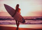 《キャンバスアート》美しいサーファーの女の子(Beautiful surfer girl) カリーノ(Carino) 700x500mm