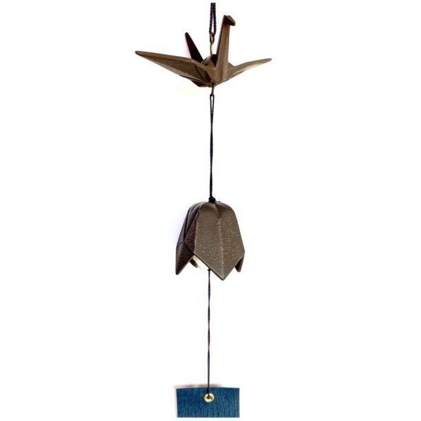風鈴 折り鶴(藍短冊) 金/こげ茶 伝統工芸 南部鉄器 岩鋳謹製 音風景 余韻の残る音 創業100年 日本製 おしゃれ カラフル ギフト 夏の音 風が待ち遠しい音色