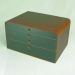 《ファイルケース》A4FILE CASE-4段- ブラウンXホブラック/絵画・壁掛けアートは、リビングや玄関におすすめのインテリア。かわいい壁飾りはお部屋を癒やしてくれそう。プレゼントにも。