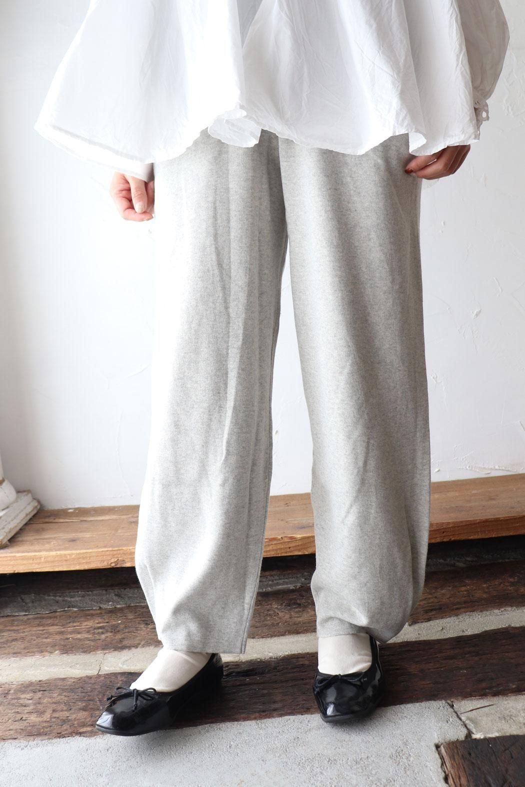 mao made(マオメイド)コットンミラノリブ 裾タックパンツ | 裾タックが