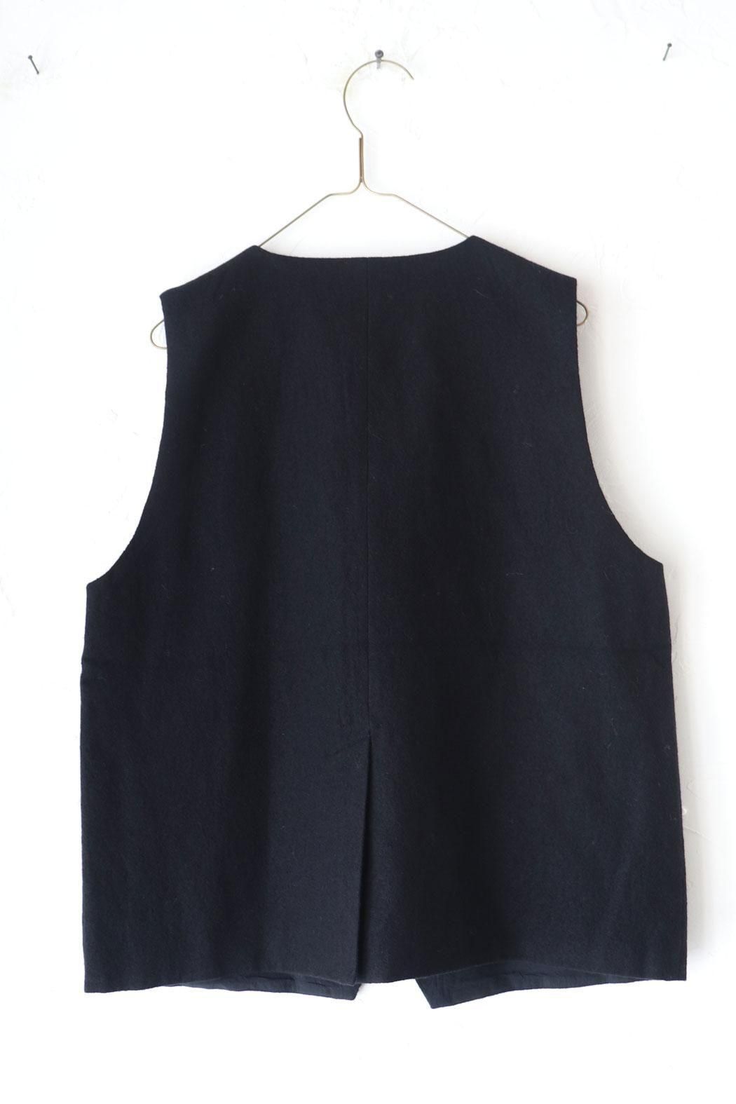 Veritecoeur】ST-195 ベスト｜大人の重ね着に映える一枚