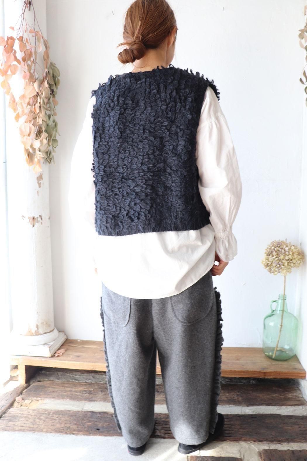 mao made(マオメイド)ふわふわループ編みベスト| 大人の遊び心感じる