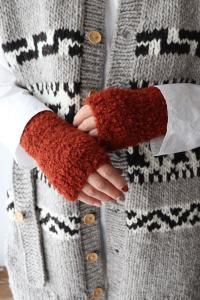 SOIL() BOUCLE FINGERLESS MITTEN<img class='new_mark_img2' src='https://img.shop-pro.jp/img/new/icons8.gif' style='border:none;display:inline;margin:0px;padding:0px;width:auto;' />