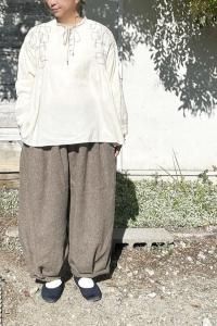 tumugu:・ESTROISLOSE｜飾らず心地よく。毎日に馴染む大人の服｜sucre