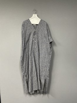 <img class='new_mark_img1' src='https://img.shop-pro.jp/img/new/icons47.gif' style='border:none;display:inline;margin:0px;padding:0px;width:auto;' />back wide pleated sleeping shirt dress dusty  beige 1