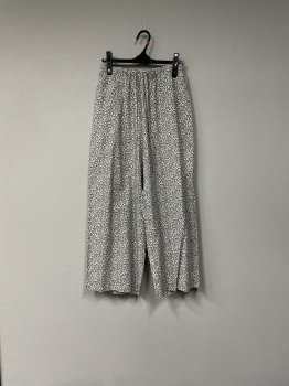 <img class='new_mark_img1' src='https://img.shop-pro.jp/img/new/icons47.gif' style='border:none;display:inline;margin:0px;padding:0px;width:auto;' />CLASSIC FLORAL PRINT COTTON   CLOTH         relax   pants   gray  Ｆサイズ