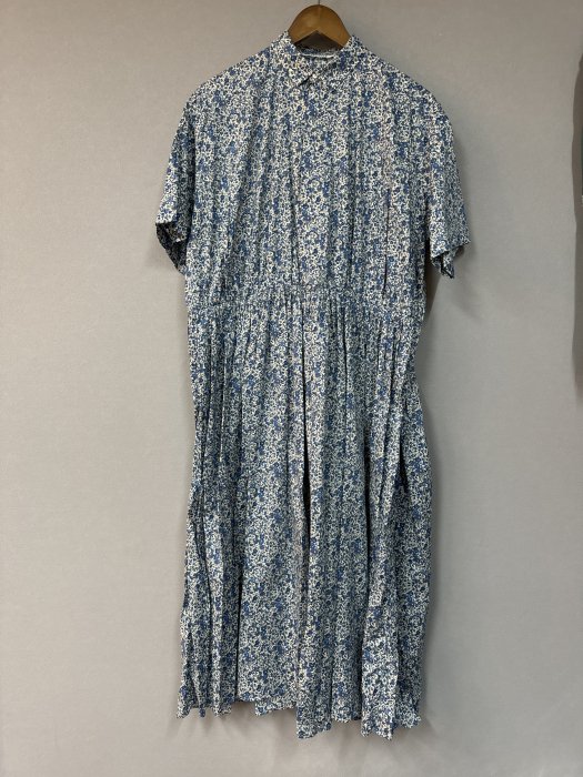 toujours liberty flower print cotton/shortsleeve classic gathered dress/blue  2号 - セサミ オンラインショップ-ナチュラル系からアメカジ系、個性派ブランドまで、いろいろなテイストの子供服を扱っています。