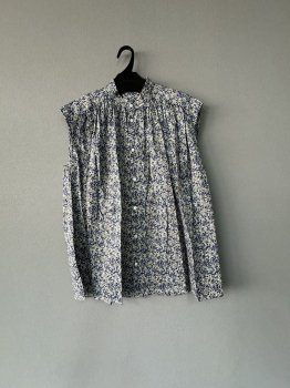 <img class='new_mark_img1' src='https://img.shop-pro.jp/img/new/icons13.gif' style='border:none;display:inline;margin:0px;padding:0px;width:auto;' />toujours liberty flower print cotton cloth  pleated sleeve less long shirt  blue  berry