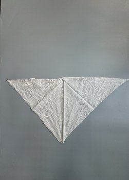 <img class='new_mark_img1' src='https://img.shop-pro.jp/img/new/icons51.gif' style='border:none;display:inline;margin:0px;padding:0px;width:auto;' />toujours  super  fine wool.silk  cloth  triangle  scarf  smoke  gray