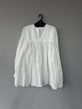 <img class='new_mark_img1' src='https://img.shop-pro.jp/img/new/icons14.gif' style='border:none;display:inline;margin:0px;padding:0px;width:auto;' />toujours Indian lace emboidery cotton cloth classic smock shirt white.flower  1