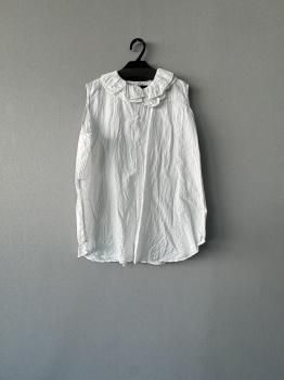 <img class='new_mark_img1' src='https://img.shop-pro.jp/img/new/icons14.gif' style='border:none;display:inline;margin:0px;padding:0px;width:auto;' />toujours fine cotton.silk faille  cloth   ruffle collar sleeve less shirt  smoke white1