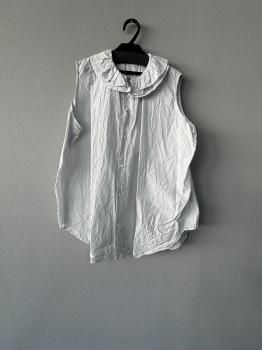 <img class='new_mark_img1' src='https://img.shop-pro.jp/img/new/icons14.gif' style='border:none;display:inline;margin:0px;padding:0px;width:auto;' />toujours fine cotton.silk faille cloth  ruffle sleeveless  shirt  smoke saxe  blue1